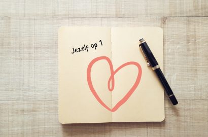 prioriteit aan jezelf geven, notitieboek met hart en pen