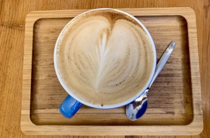 cappuccino op dienblad van bovenop gezien