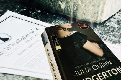 Bridgerton cover boek 5 tegen een still uit de Netflix serie