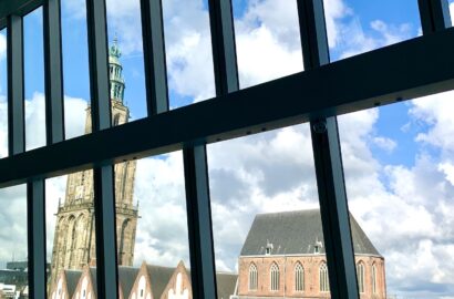 Blik op Martini toren vanuit FORUM, thuiskomen