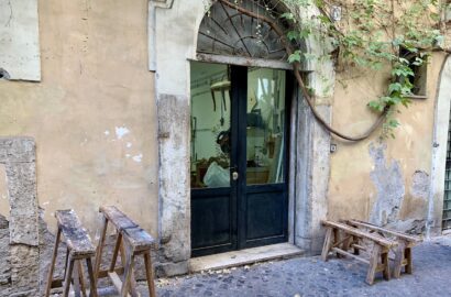 Foto van ingang werkplaats in Rome bij blog over bouwen aan basis