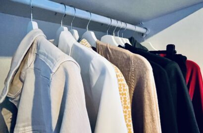 capsule lente garderobe van 2023: close-up van kleding op hangers