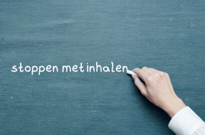 stoppen met inhalen op bord met krijgt schrijven