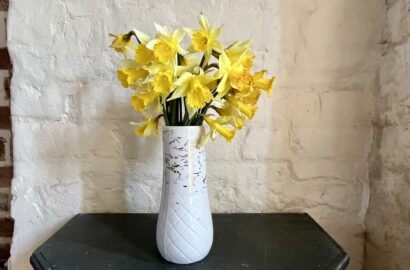 witte vaas met narcissen