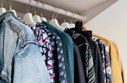 kleding op hangers, capsule wardrobe herfstseizoen
