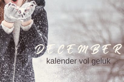 vrouw blaast sneeuw van handen als coverfoto bij blogartikel op Jannekes wereld over de kalender vol geluk voor december 2023