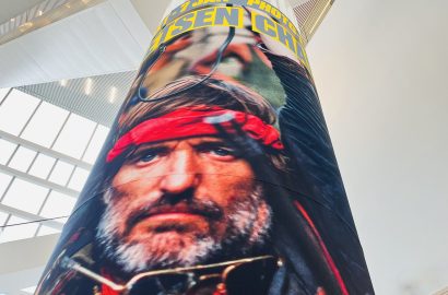 Pilaar met foto van Chas Gerretsen als aankondiging van zijn tentoonstelling