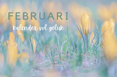 Krokussen op de achtergrond met de tekst februari, kalender vol geluk als hoofdfoto bij blog