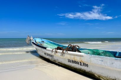 Vissersboot op strand van Isla Holbox copyright foto Jannekeswereld