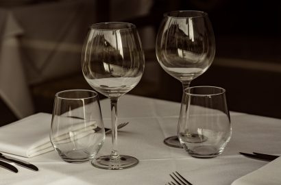 Glazen op een tafel in restaurant, bij blog over leuke eetadressen