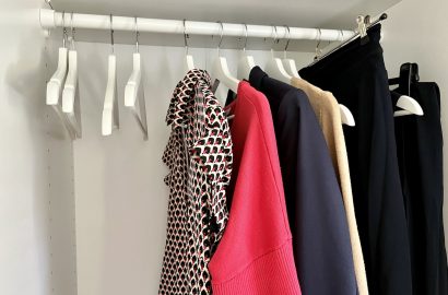 kleine voorjaarsgarderobe, foto van lege kast met lege kledinghangers en een aantal kledingstukken