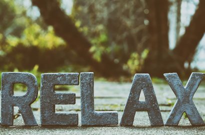 Letters vormen relax, bij blog over ontspanningstechnieken