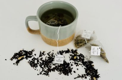 TEAMwork Tea: foto met kopje thee, thee zakjes en losse theeblaadjes