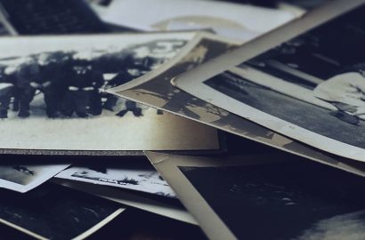 80 jaar vrijheid stapel oude foto's