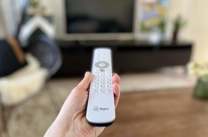 afstandsbediening in had met achtergrond tv en interieur bij mijn blog over minder tv