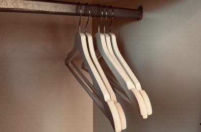 Kast met lege kledinghangers over artikel dat 33 kledingstukken mij rust geeft