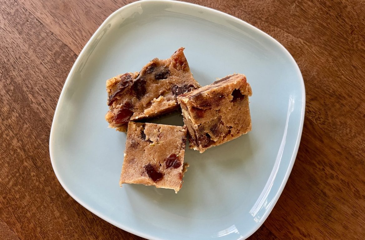 Blokjes dadelcake met walnoten op een bordje