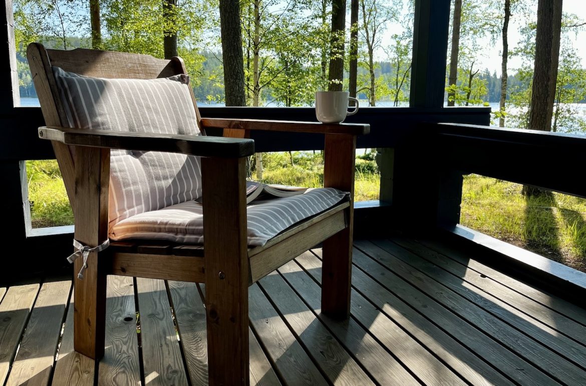 Stoel met kopje koffie als uitnodiging voor rust nemen