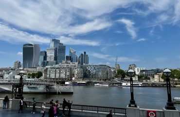 Londen skyline vanaf the Embankment