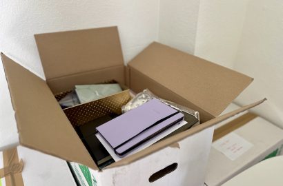 verhuizen en opruimen: doos met spullen