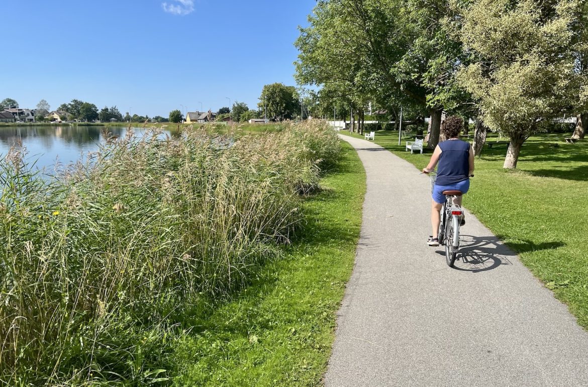 Janneke op de fiets in de natuur van Estland