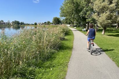 Janneke op de fiets in de natuur van Estland