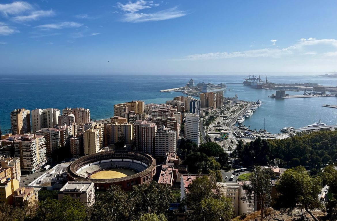 Uitzicht op Malaga, de stierenvechtersarena en de haven