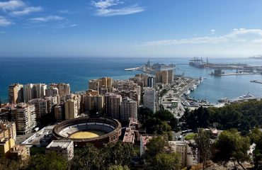 Uitzicht op Malaga, de stierenvechtersarena en de haven
