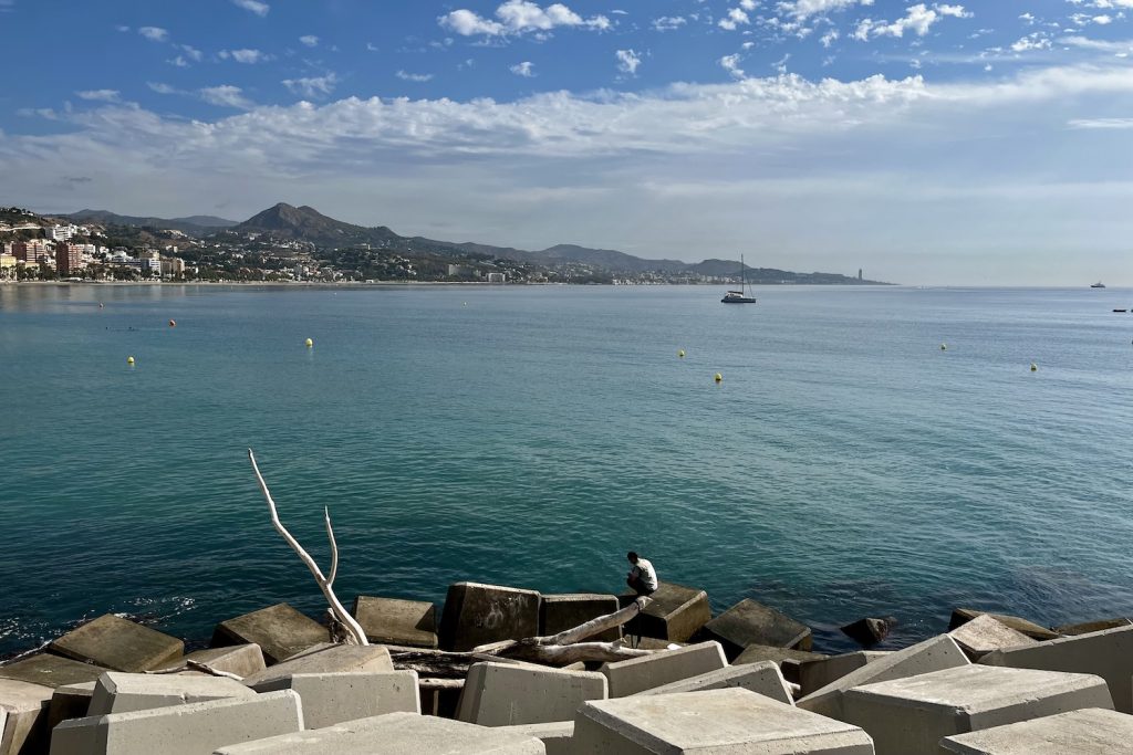 Uitzicht vanaf de haven met aan de overzijde de visserswijken 