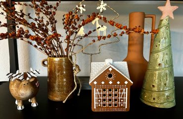 kersttafereeltje met peperkoekhuis, boom, rendier bij blog weekend favorieten met reflectie op marge