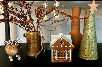 kersttafereeltje met peperkoekhuis, boom, rendier bij blog weekend favorieten met reflectie op marge