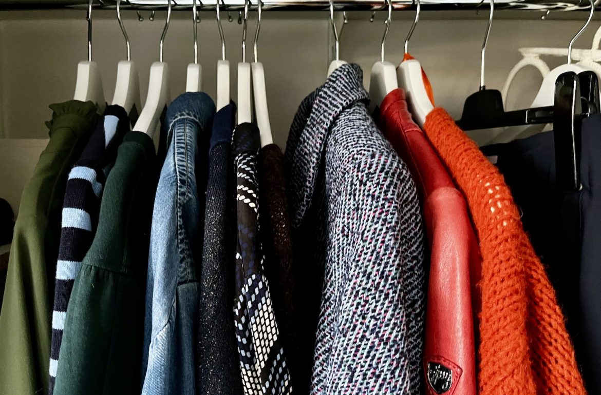 project 333: wintergarderobe 2026 - close-up van aantal kledingstukken op hangers in kledingkast