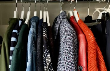 project 333: wintergarderobe 2026 - close-up van aantal kledingstukken op hangers in kledingkast