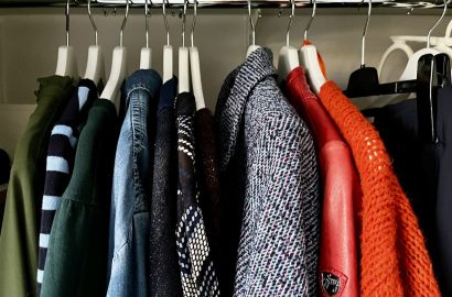 project 333: wintergarderobe 2026 - close-up van aantal kledingstukken op hangers in kledingkast