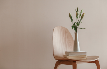 stoel met stapeltje boeken en vaast met bloem, resultaat na het doen van kleine klusjes