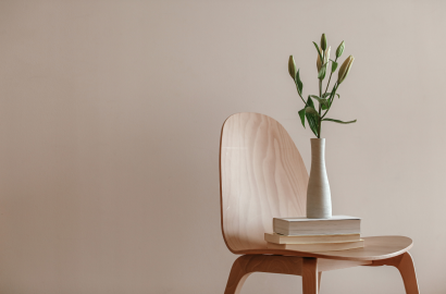 stoel met stapeltje boeken en vaast met bloem, resultaat na het doen van kleine klusjes
