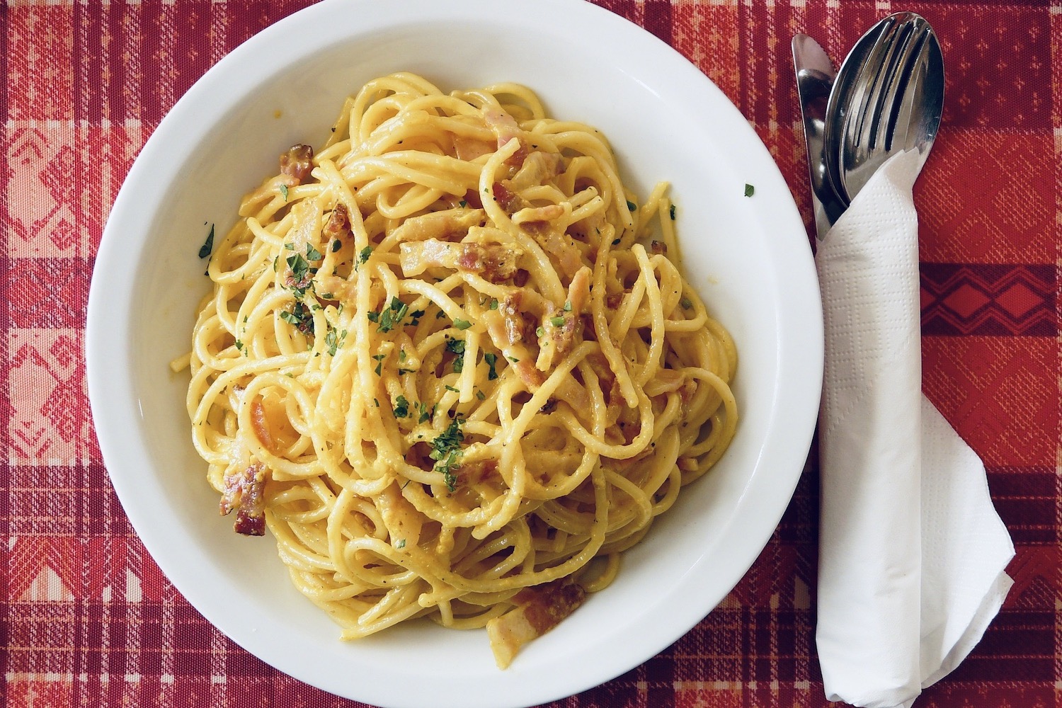 Spaghetti carbonara: het échte werk - eten - Italië - Jannekes wereld