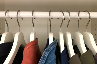 capsule wardrobe weinig kledinghangers in kast