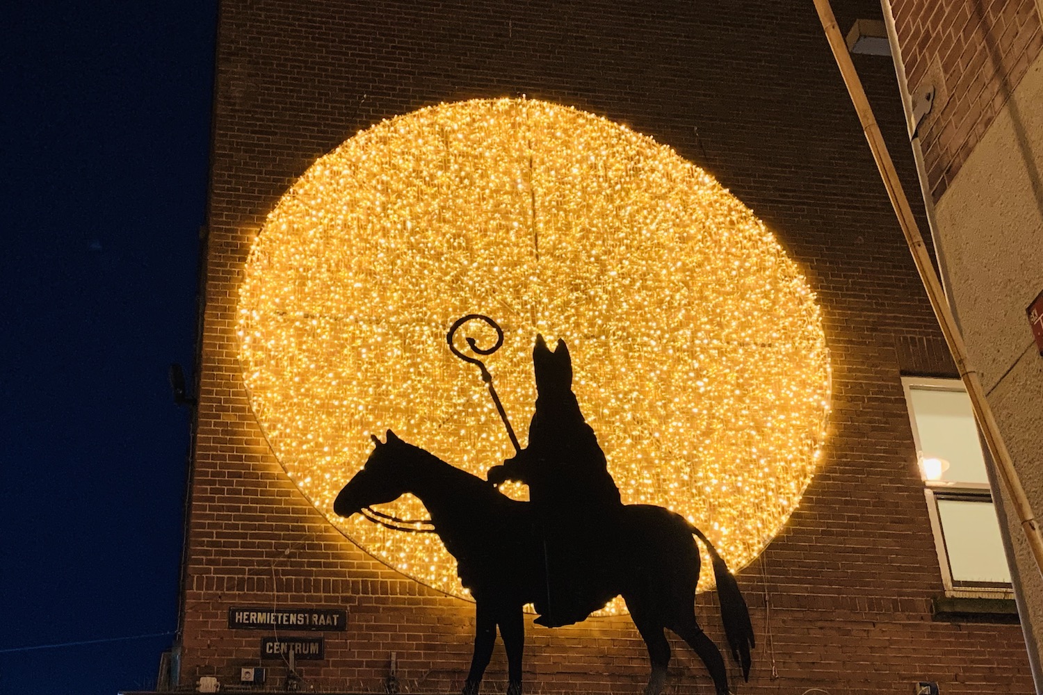 Sinterklaas op de muurgevel Scheltema in Amsterdam