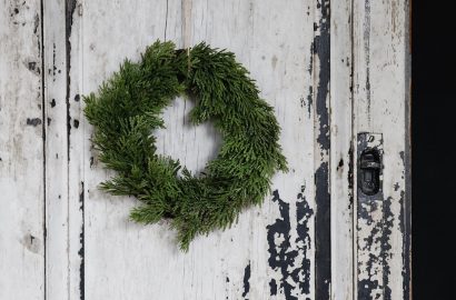 groene kerstkrans aan deur duurzame feestmaand