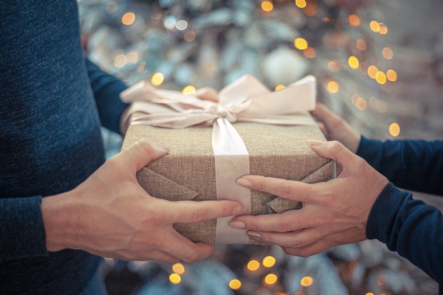 Cadeau uitwisseling tussen twee personen behorend bij artikel over alternatieve cadeautips