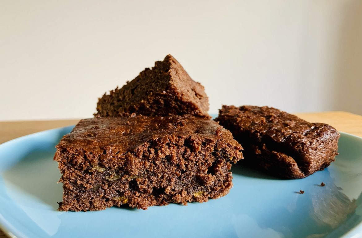 zelfgemaakte brownie in 3 stukjes op blauw bordje