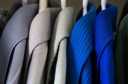 closeup van kleding op hangers in een kledingkast