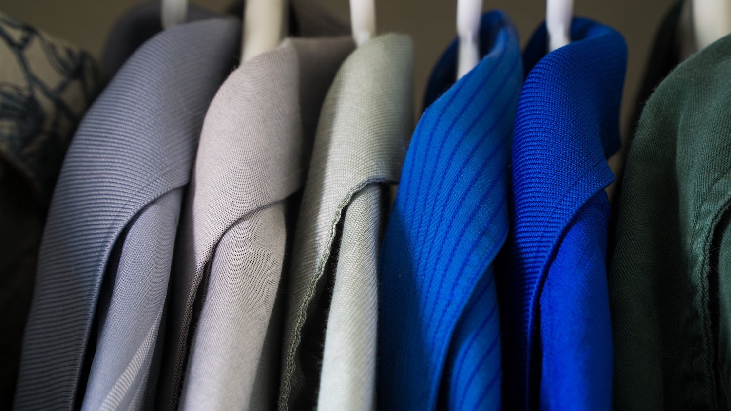 closeup van kleding op hangers in een kledingkast