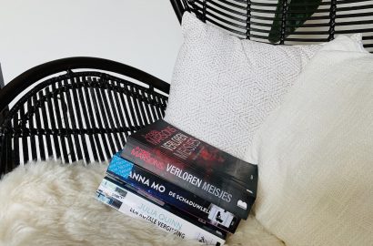 drie boeken op stapel in stoel met thriller Verloren meisjes bovenop
