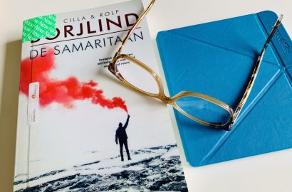 thrillers in papier en op de e-reader, met leesbril