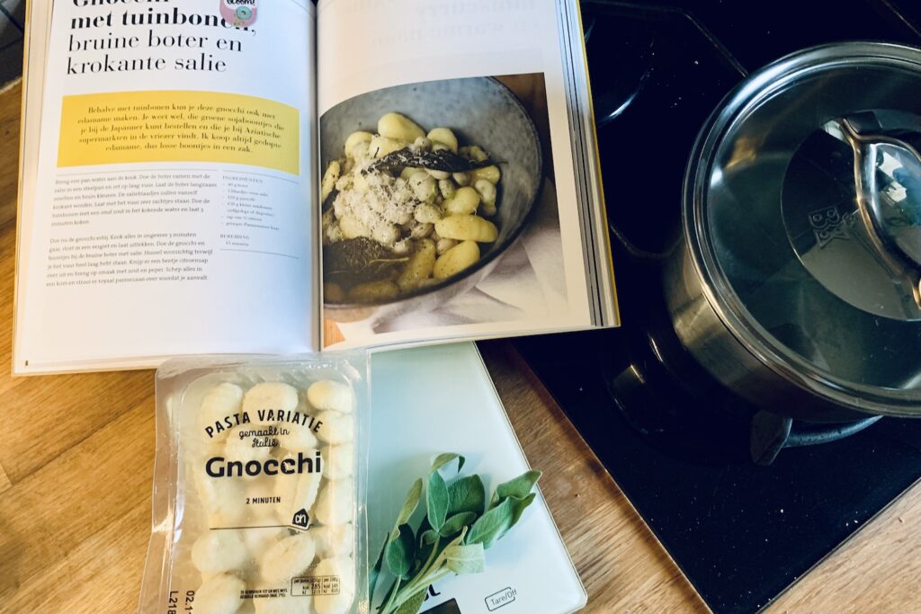 gnocchi met tuinbonen, kookboek Solo Food op aanrecht