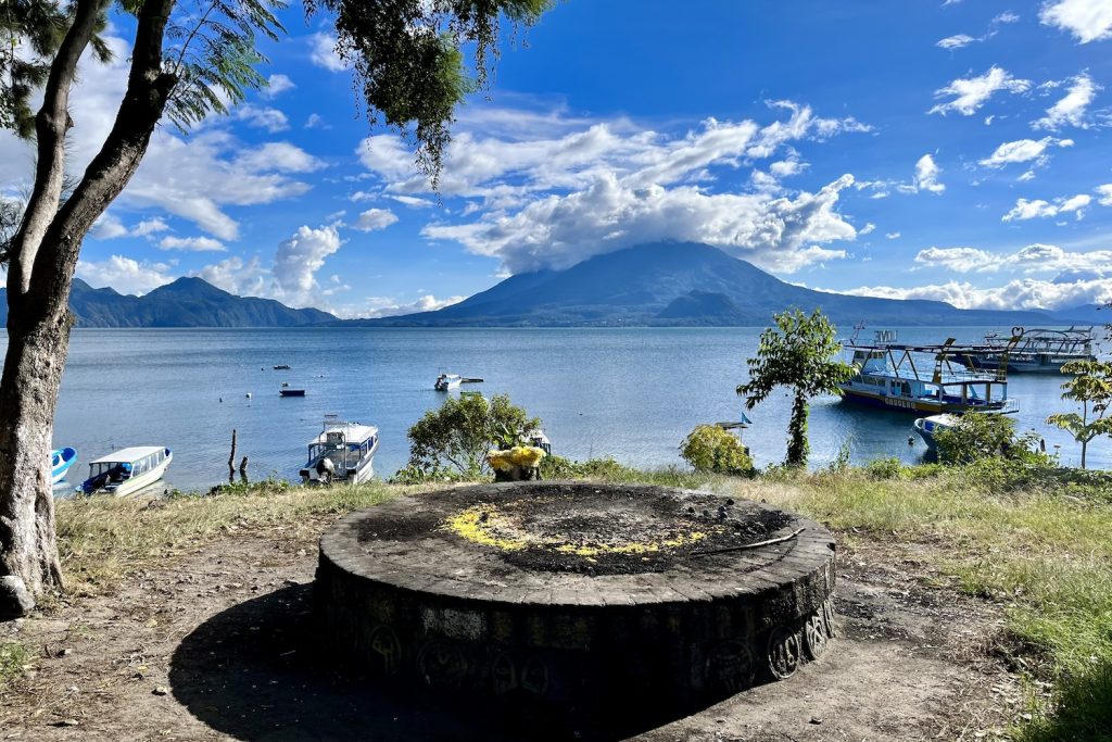 Offer altaar aan de oever van Lake Atitlan