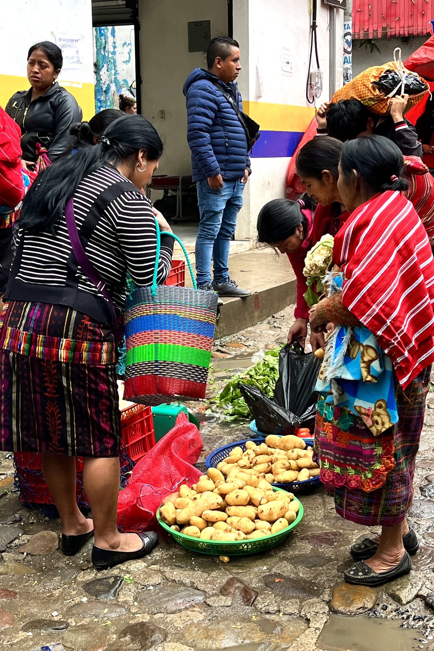 Vrouwen doen inkopen op de markt van Chichicastenango in Guatemala