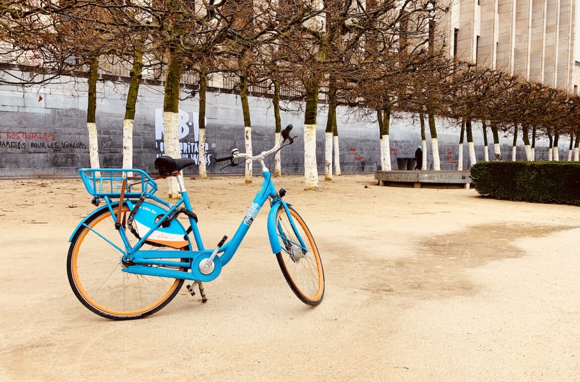 Blauwe fiets op gravel pad in Brussel copyright Jannekeswereld.nl